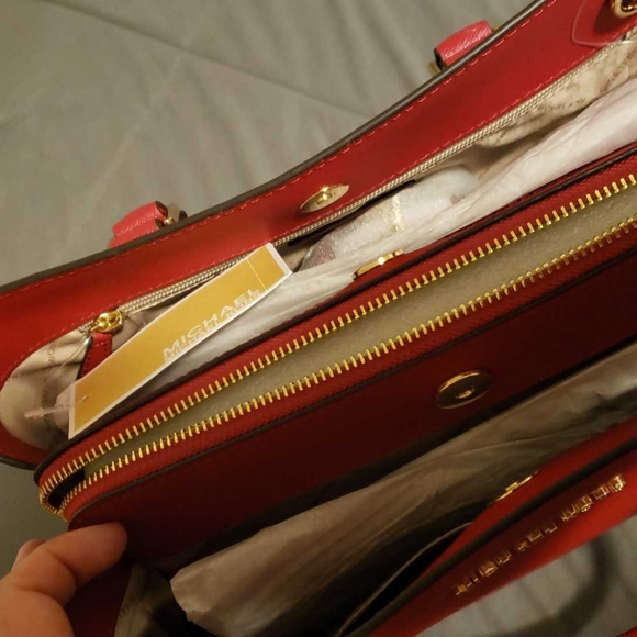 Handbags - Picture 4 of 6